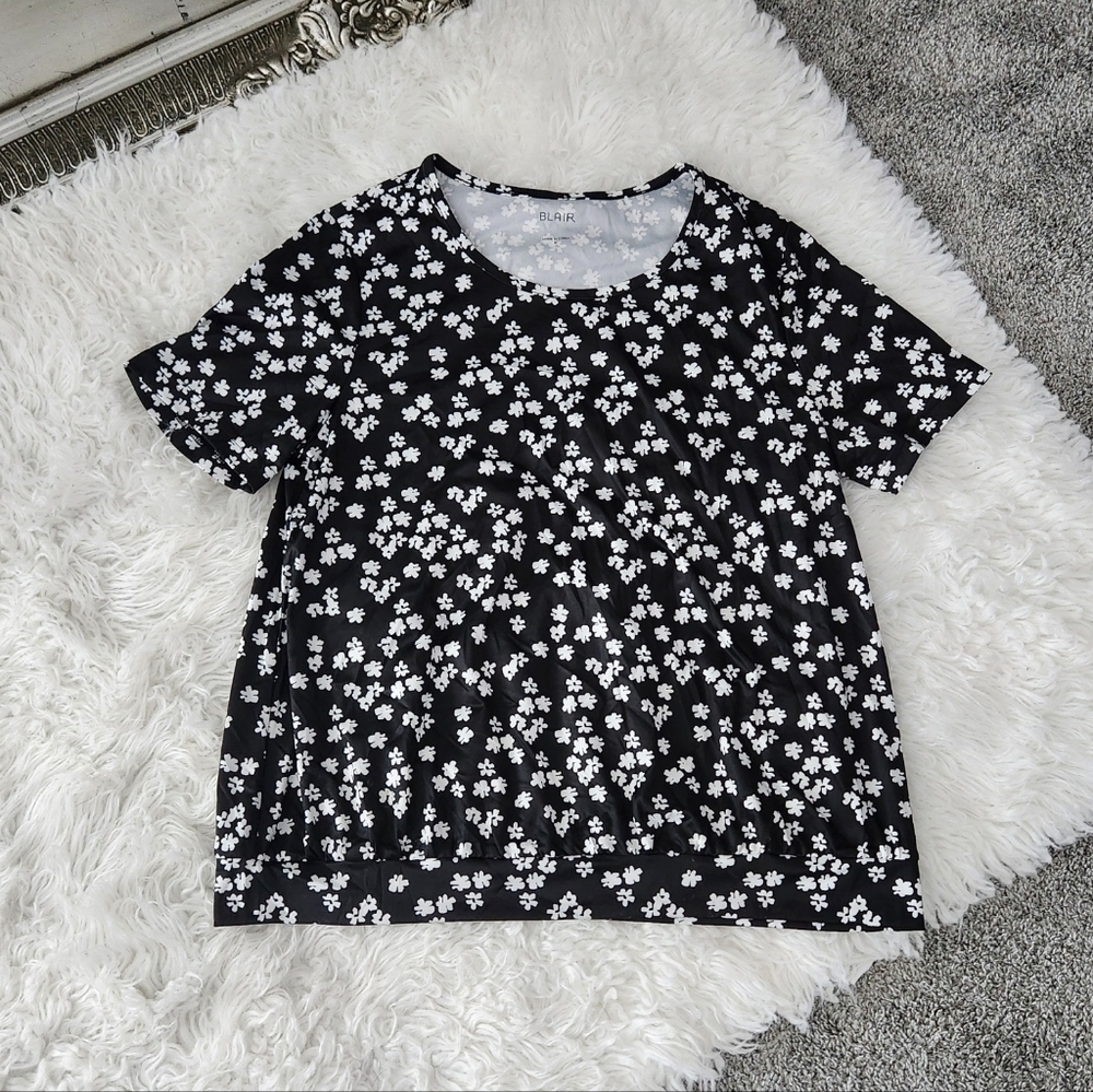 BLAIR Floral Basic Top. Size Medium. New without tags.